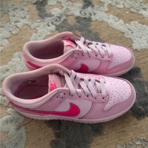 Nike Kids Low-Top Sneakers in Light Pink with Hot Pink Swoosh